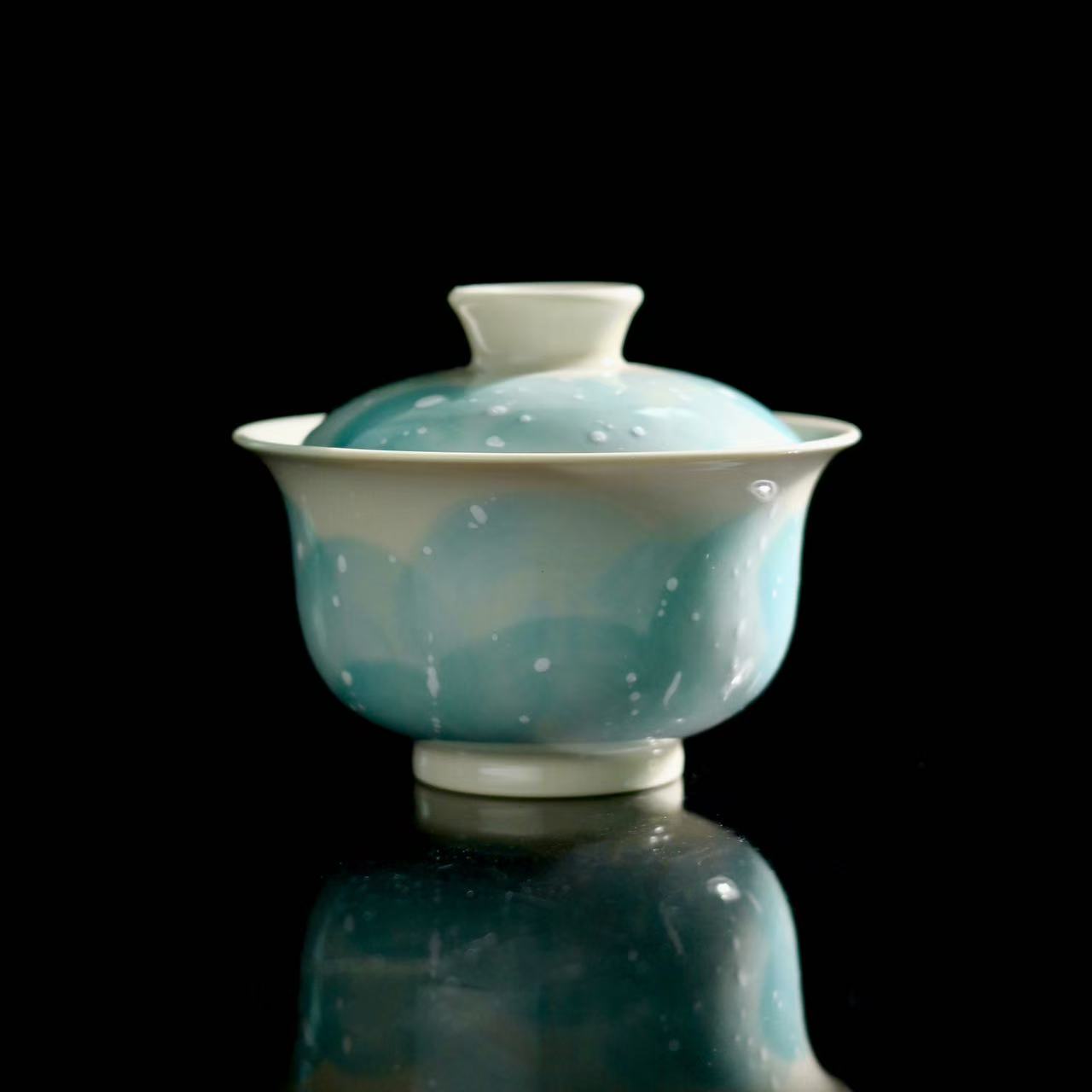 Jingdezhen handmade underglaze lidded bowl with snow plain design in soft blue and white winter theme