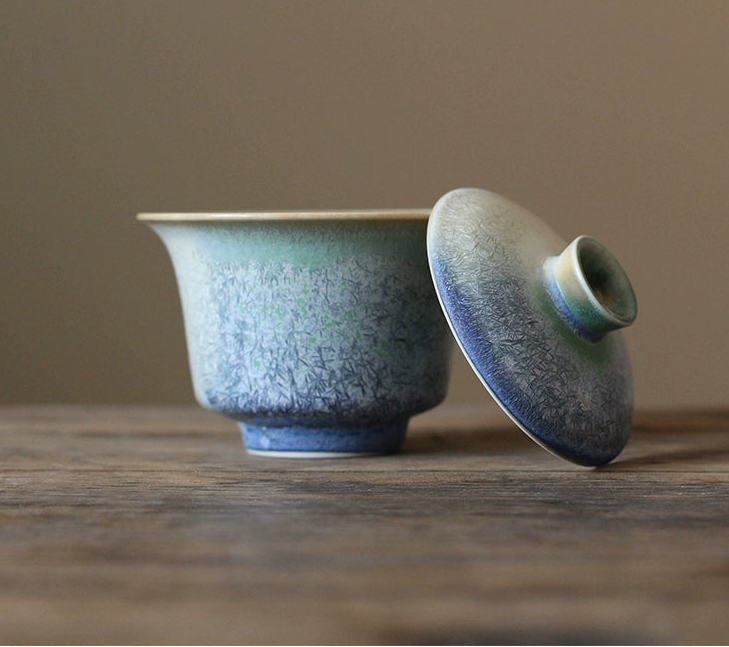 Jingdezhen artisan gaiwan with pine-needle kiln-change finish, featuring elegant glaze flow, unique textures, and fine porcelain form.