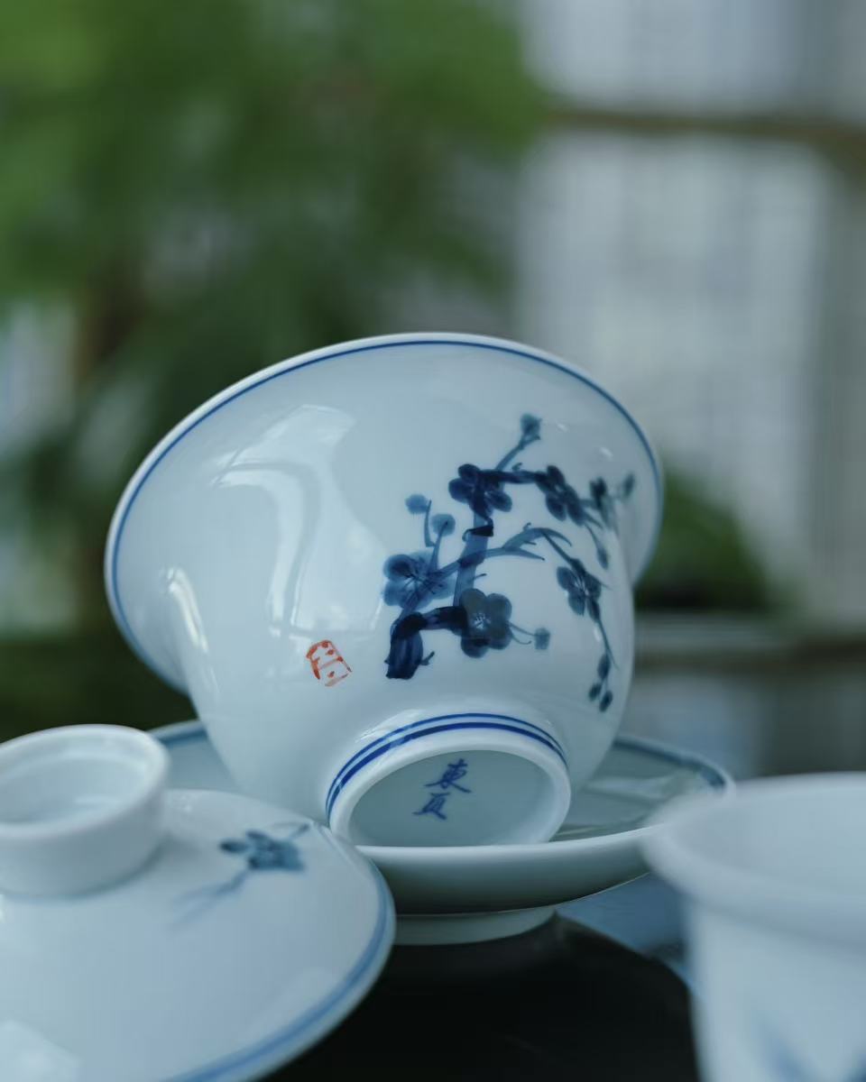 Complete tea set presentation showing bowl, lid and saucer in harmonious design