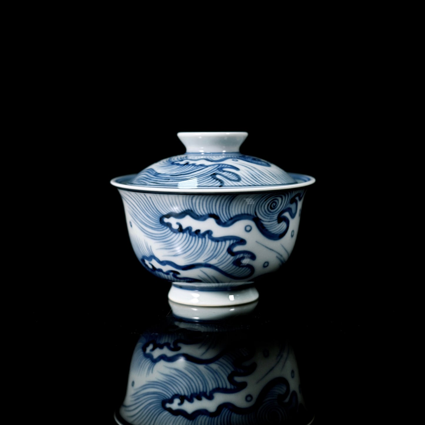 Jingdezhen hand-painted blue-and-white wave pattern lidded bowl in Ming dynasty style