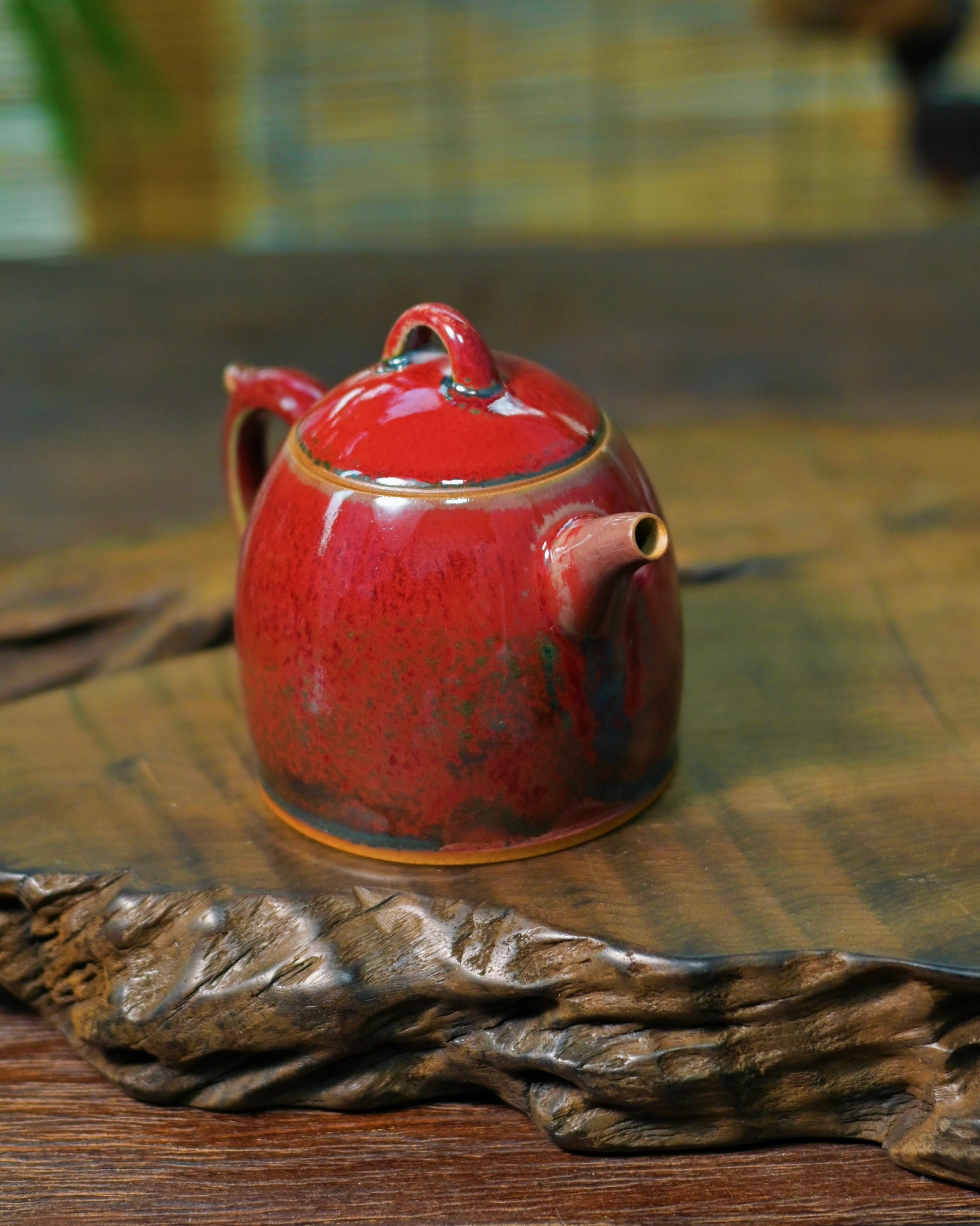 The high-fired stoneware helps maintain a constant temperature, allowing your Oolong, Black tea, or aged Pu'er to develop its full aromatic potential.
