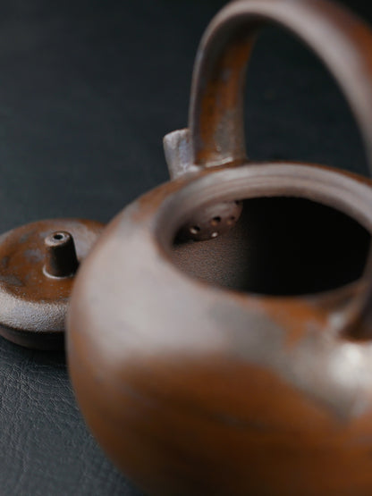 Théière à poignée au design archaïque en argile grossière de style rétro
