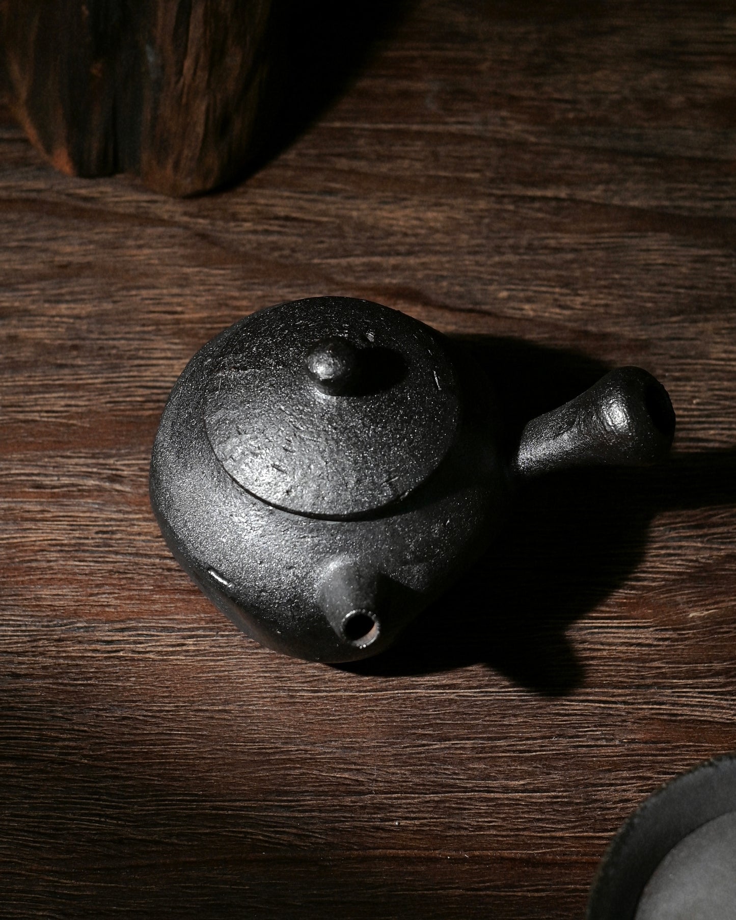 Leather-like textured ceramic body formed by coarse clay particles and wood ash fusion