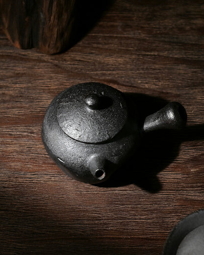 Leather-like textured ceramic body formed by coarse clay particles and wood ash fusion