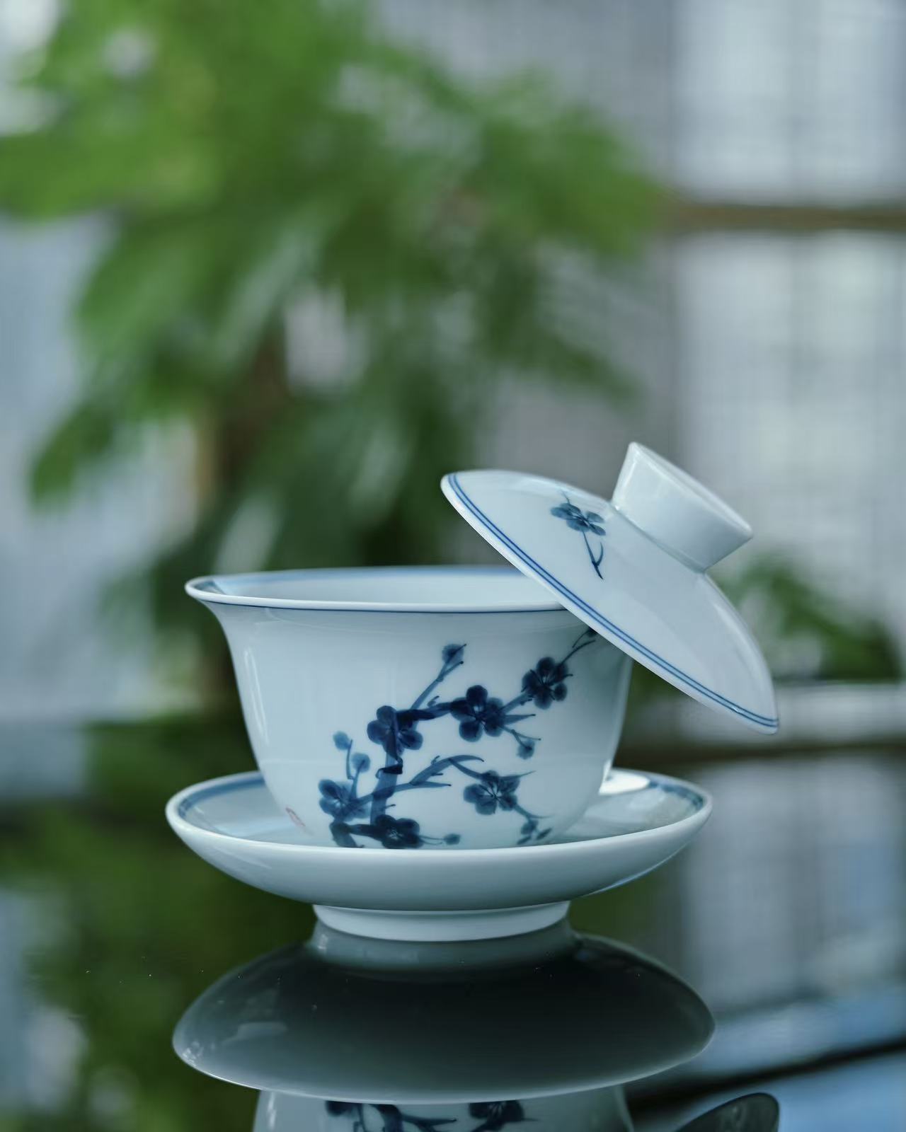 Practical tea brewing demonstration using the hovering lidded bowl set