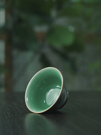 Longquan Celadon Asch- und Pflaumengrün Glasur handgeschnitzte Fischmuster Meister Teetasse