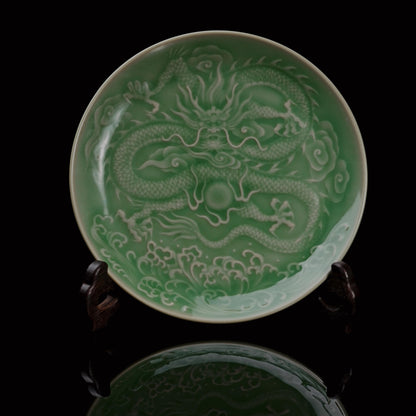 Plateau de service / dessous de théière en céladon Longquan avec motif de dragon sculpté en relief