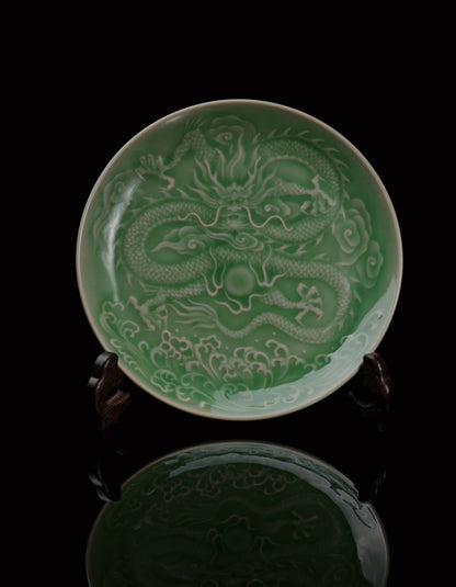 Plateau de service / dessous de théière en céladon Longquan avec motif de dragon sculpté en relief