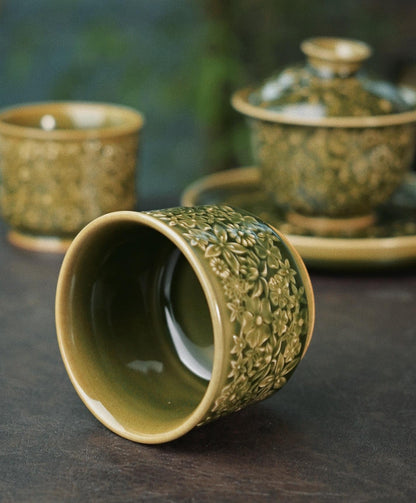 Longquan Celadon „Hundert Blumen“ Relief-Schnitzerei Meister-Teetasse