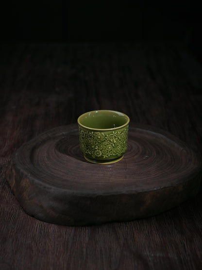 Longquan Celadon „Hundert Blumen“ Relief-Schnitzerei Meister-Teetasse