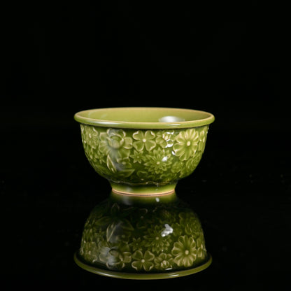 Longquan Celadon „Hundert Blumen“ Relief-Schnitzerei Meister-Teetasse