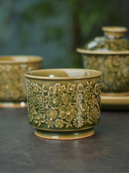 Longquan Celadon „Hundert Blumen“ Relief-Schnitzerei Meister-Teetasse