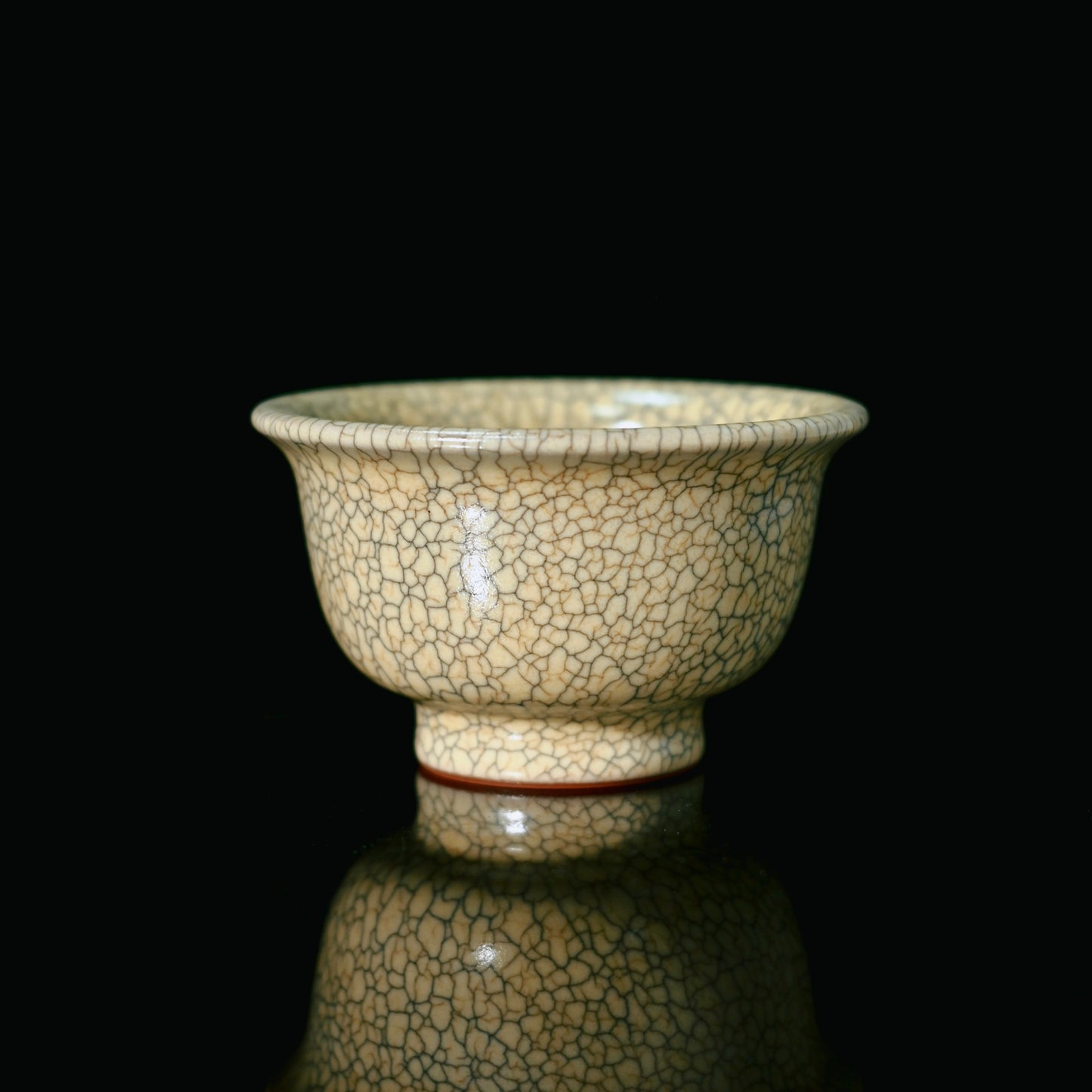 Longquan celadon Ge kiln palm-fit cup featuring traditional golden threads and iron wires crackle pattern