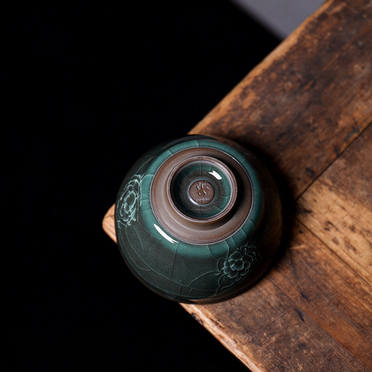 Gongfu tea master cup featuring Longquan Celadon ice flake crystal effect for tea tasting