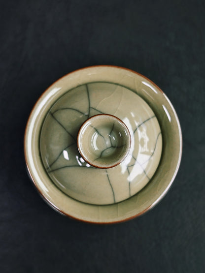 Professional-grade Sancai gaiwan with Longquan Ge Kiln crackle glaze, iron-clay construction, and optimized form for quick, precise brewing of oolong, pu-erh and white teas.