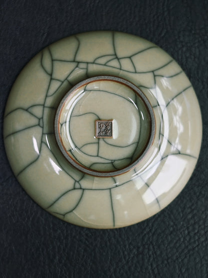 Longquan celadon Ge Kiln horseshoe gaiwan with golden thread and iron wire crackle glaze in creamy beige, fully handcrafted from iron-rich clay, designed for quick tea infusion with oolong, pu-erh, and white teas.