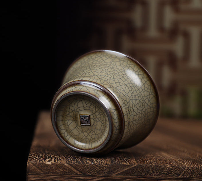 Classic Longquan jade-green GE ware three-piece gaiwan, handcrafted with attention to detail for elegant tea brewing.