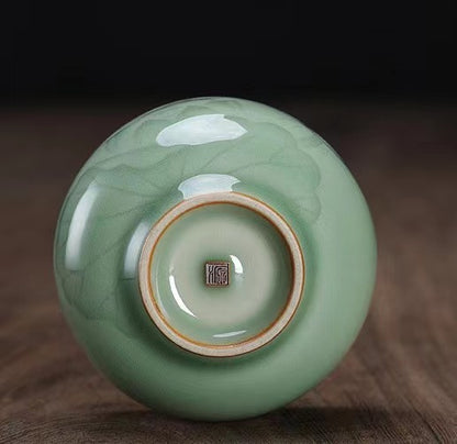 Longquan-Celadon-Teetasse mit Lotosmuster, pflaumengrün