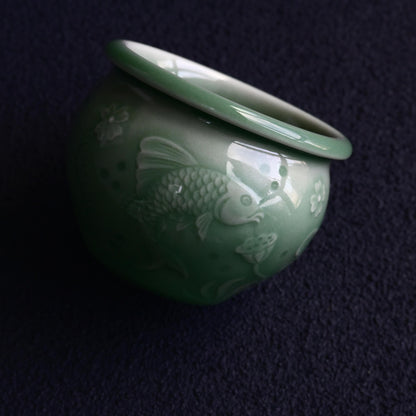 Longquan Celadon Pflaumengrün Handgeschnitzte Fisch- und Algenmuster Gastgeber-Teetasse
