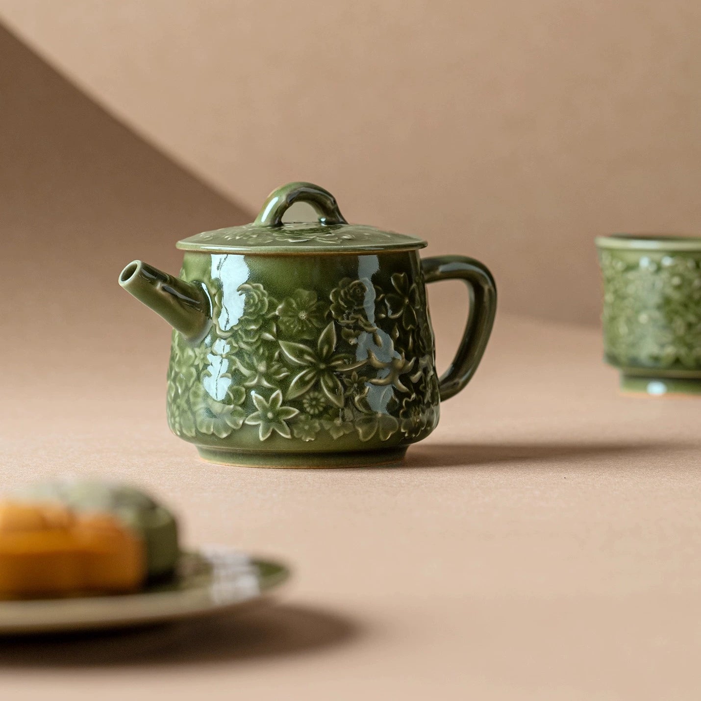 Elegant floral pattern celadon teapot for tea ceremony