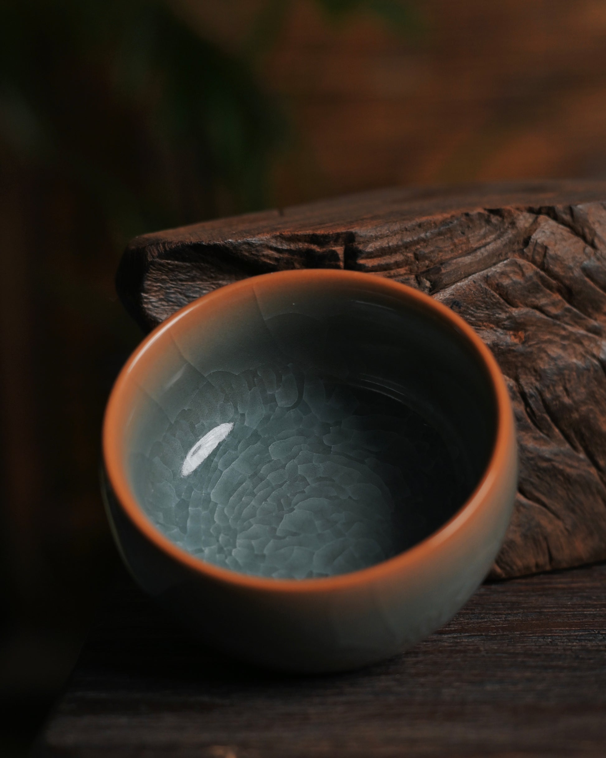 Master cup filled with tea, demonstrating how the crackle pattern subtly recedes when wet