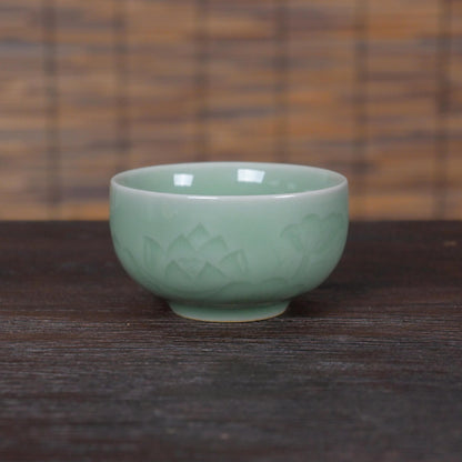 Longquan-Celadon-Teetasse mit Lotosmuster, pflaumengrün