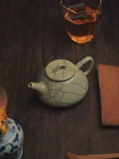 Longquan Celadon Ge-Kiln Shipiao （石瓢）Teekanne
