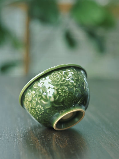 Longquan Celadon „Hundert Blumen“ Relief-Schnitzerei Meister-Teetasse