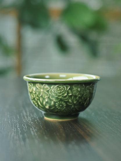 Longquan Celadon „Hundert Blumen“ Relief-Schnitzerei Meister-Teetasse