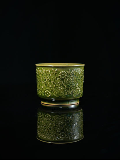 Longquan Celadon „Hundert Blumen“ Relief-Schnitzerei Meister-Teetasse