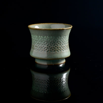 Longquan Celadon Handgefertigte Unterglasur Hohlschnitzerei Teetasse (Linglong Teetasse)