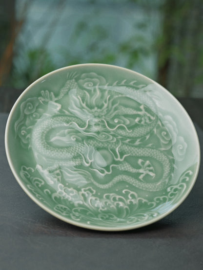 Plateau de service / dessous de théière en céladon Longquan avec motif de dragon sculpté en relief