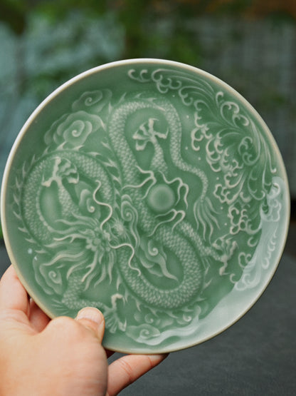 Plateau de service / dessous de théière en céladon Longquan avec motif de dragon sculpté en relief