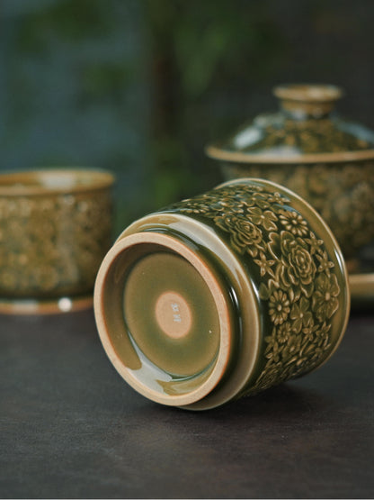 Longquan Celadon „Hundert Blumen“ Relief-Schnitzerei Meister-Teetasse