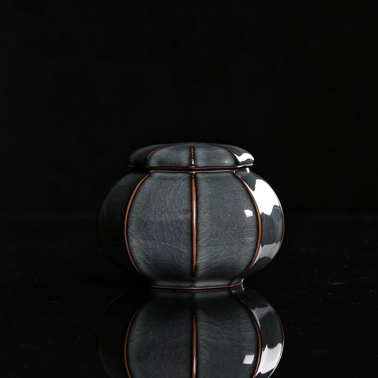 Longquan celadon Ge kiln tea canister with iron cyan glaze and natural gold thread iron wire crackle pattern