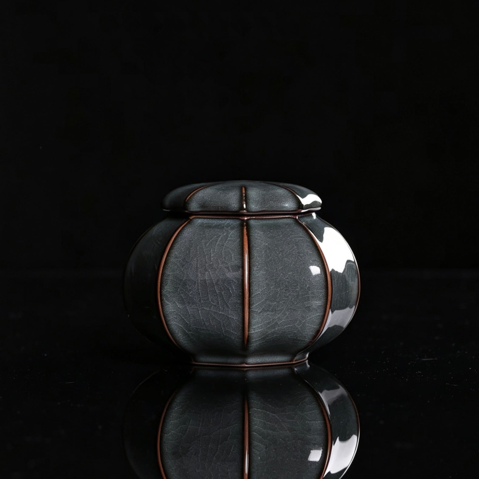 Longquan celadon Ge kiln tea canister with iron cyan glaze and natural gold thread iron wire crackle pattern