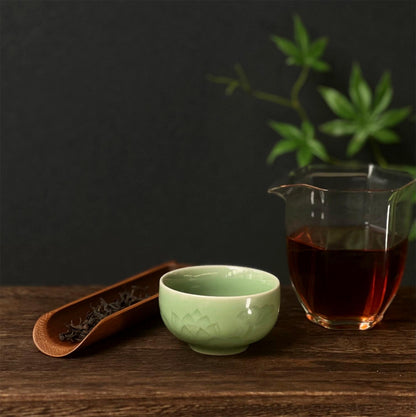 Longquan-Celadon-Teetasse mit Lotosmuster, pflaumengrün
