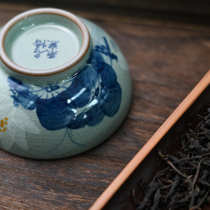 Tasse à thé Jingdezhen en porcelaine bleue et blanche peinte à la main avec motifs de lotus sous couverte.