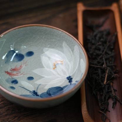 Tasse à thé Jingdezhen en porcelaine bleue et blanche peinte à la main avec motifs de lotus sous couverte.