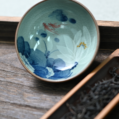 Tasse à thé Jingdezhen en porcelaine bleue et blanche peinte à la main avec motifs de lotus sous couverte.