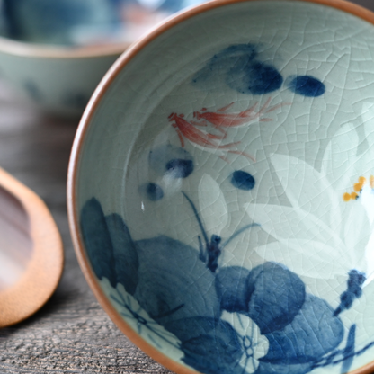 Tasse à thé Jingdezhen en porcelaine bleue et blanche peinte à la main avec motifs de lotus sous couverte.