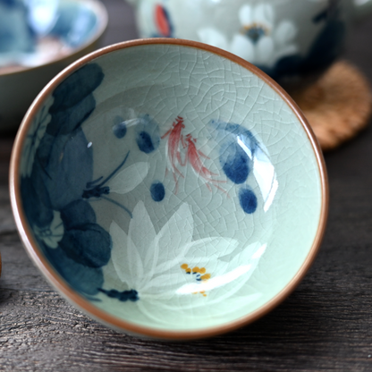 Tasse à thé Jingdezhen en porcelaine bleue et blanche peinte à la main avec motifs de lotus sous couverte.