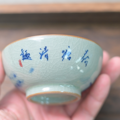 Tasse à thé Jingdezhen en porcelaine bleue et blanche peinte à la main avec motifs de lotus sous couverte.