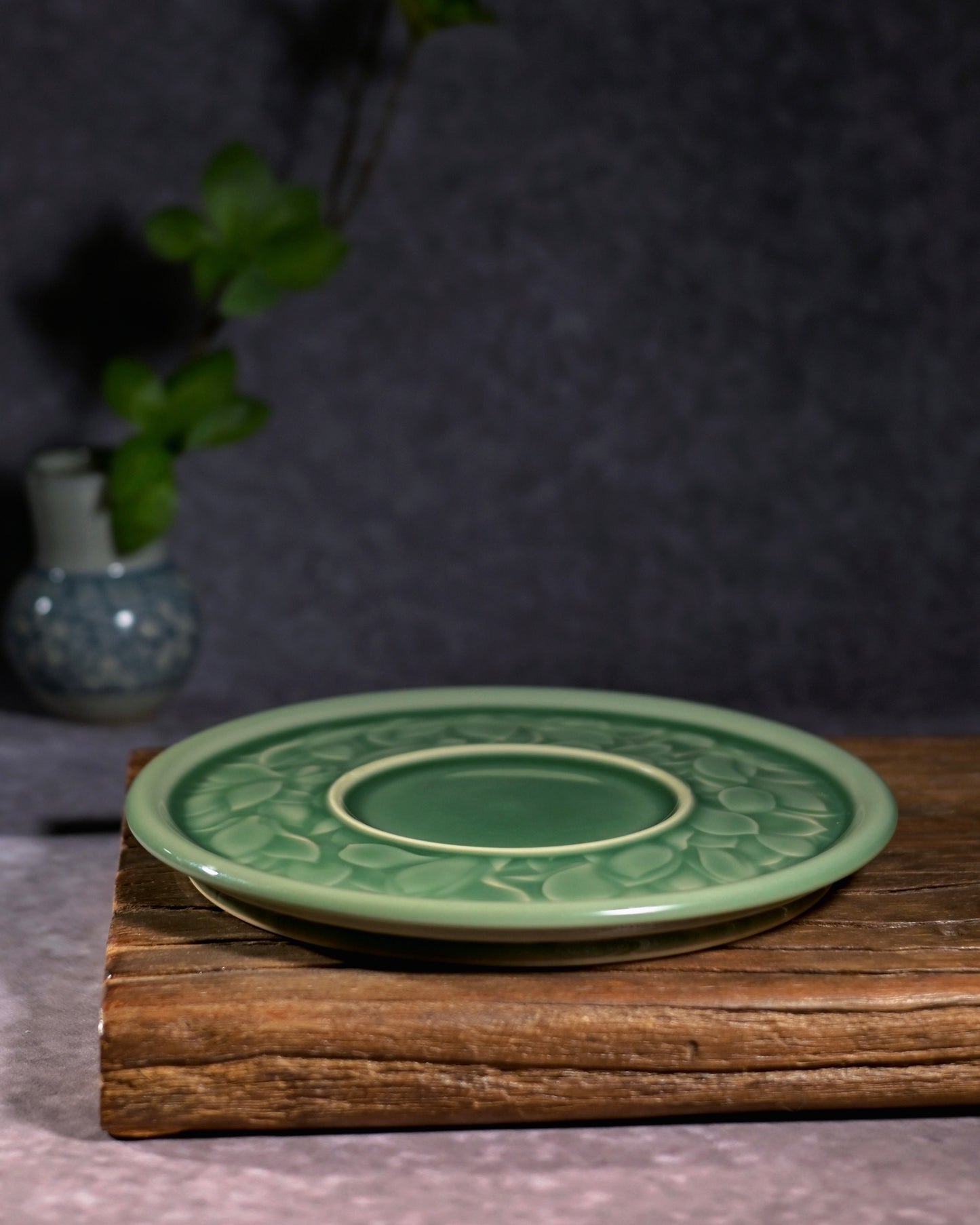 Glossy ice-jade green Longquan celadon tea plate, elegant magnolia relief teapot base kung fu tea accessory