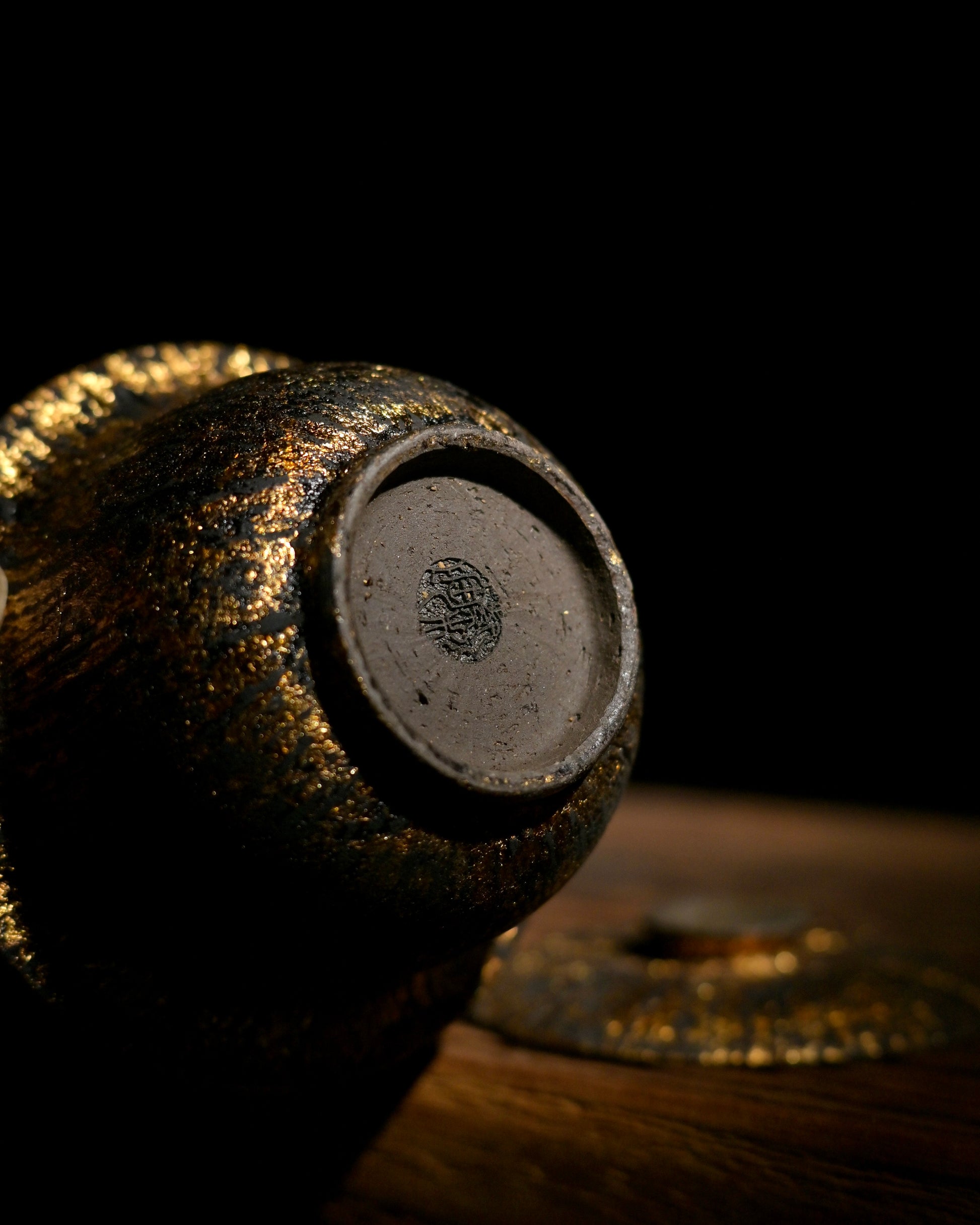 Multi-layer natural raw lacquer craft on SAANWU coarse clay gaiwan, durable waterproof lacquer with hand-painted gold leaf