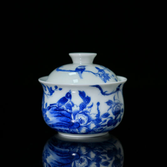 Jingdezhen exquisite blue and white porcelain gaiwan with mapie on branch design