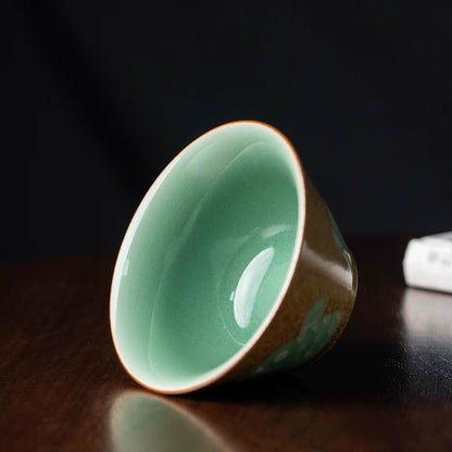Longquan-Celadon-Teekanne in Pflaumengrün mit Pflanzenaschelasiert