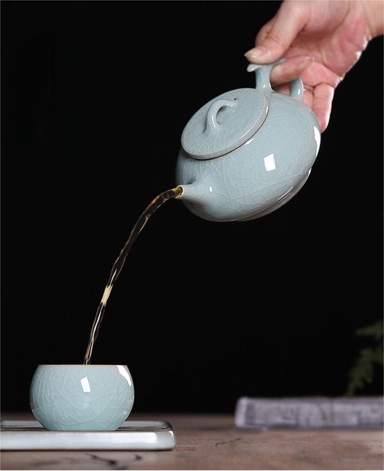 Mineral rich clay composition from Zhejiang region creating distinctive ceramic texture