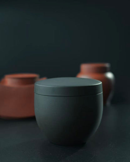 Classic zisha clay tea storage container with 250ml capacity, featuring traditional craftsmanship and modern portability