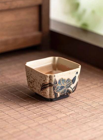 Old Clay Blue-and-White Volcanic Stone Caramel Glaze Square Cup with Hand-Painted Daffodils Design